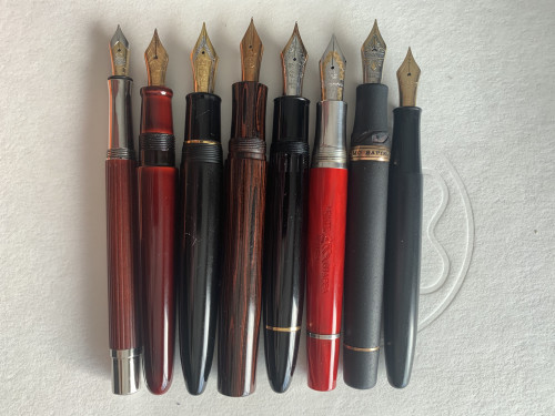 A partire da sinistra: GvFC Classic, Nakaya Cigar Portable, Sailor KoP, Hakase, MB 149, Montegrappa Extra (non 1930), Visconti HS, Platinum 3776