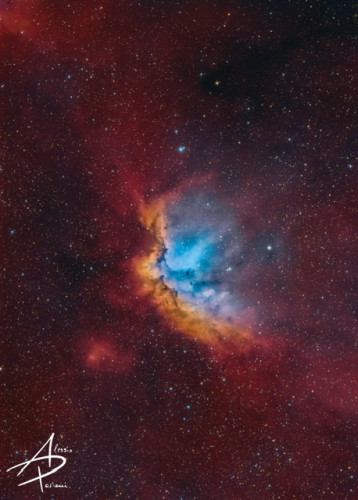 Nebulosa Mago (NGC7380) ottenuta mescolando i colori naturali alla palette di colori normalmente utilizzata dal telescopio Hubble
