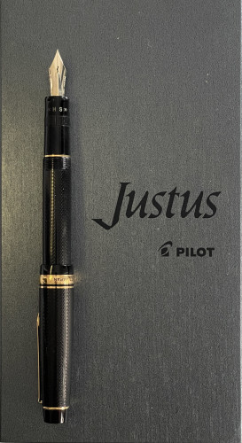 La Pilot Justus 95 sulla sua scatola