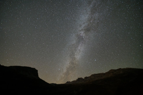 Il cielo a sud del Passo di San Bernardino (CH). Il bagliore giallo si innalza dalla città di Bellinzona. 30” f2,4 14mm ISO3200