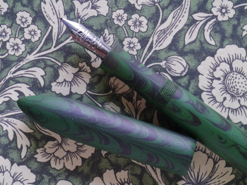 P1190522-3 Ranga 8B green ripple Omas Portico nib.JPG