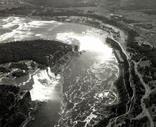 6. Niagara_Falls_Canada_NARA-68145149 - Detail.jpg