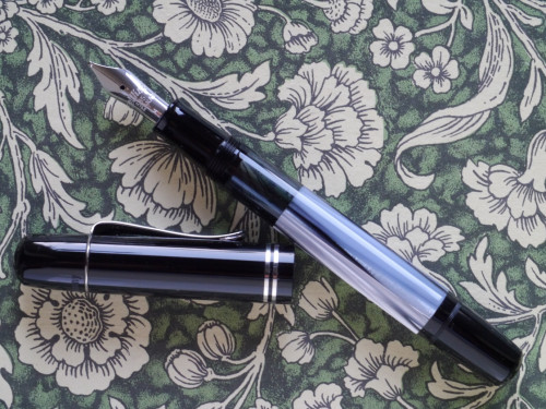 P1190122-3 Pelikan M101N blue-grey.jpg