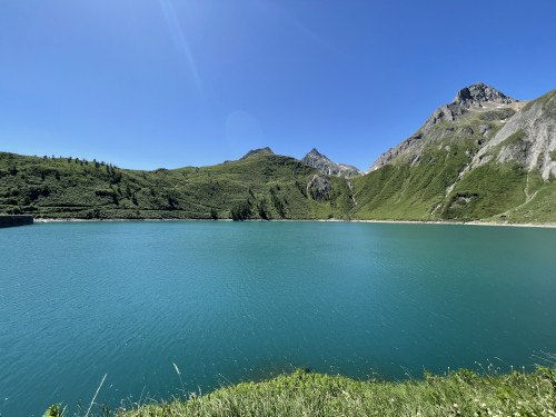 Lago di Morasco e, sullo sfondo a destra, il passo di Nefelgiù incuneato tra gli omonimi Corni