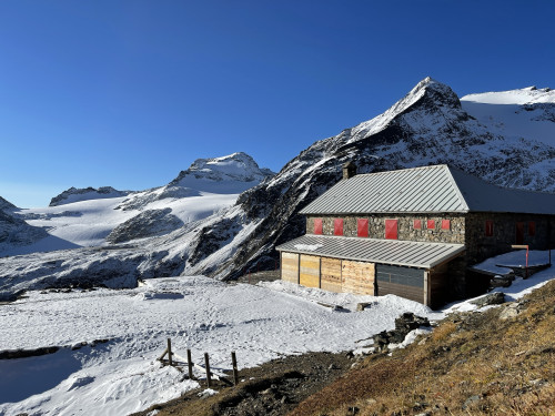 Il rifugio Claudio e Bruno in fondo al lago, sovrastato dal Corno Sabbione e dall’Arbola