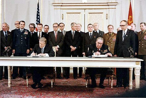 1979: Jimmy Carter e Leonid Brezhnev firmano il trattato SALT